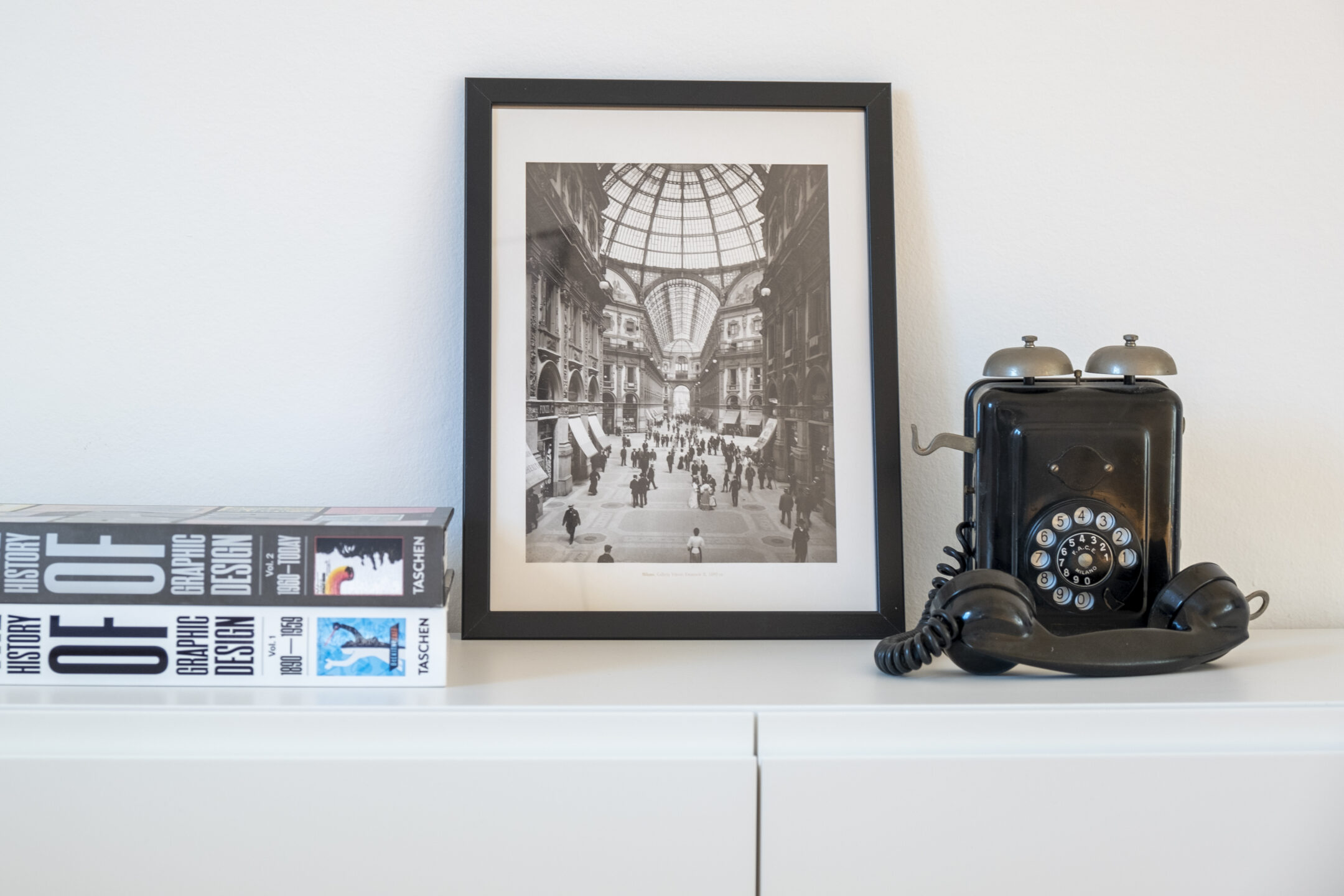 Telefono vintage nello studio Dilemmi di Milano