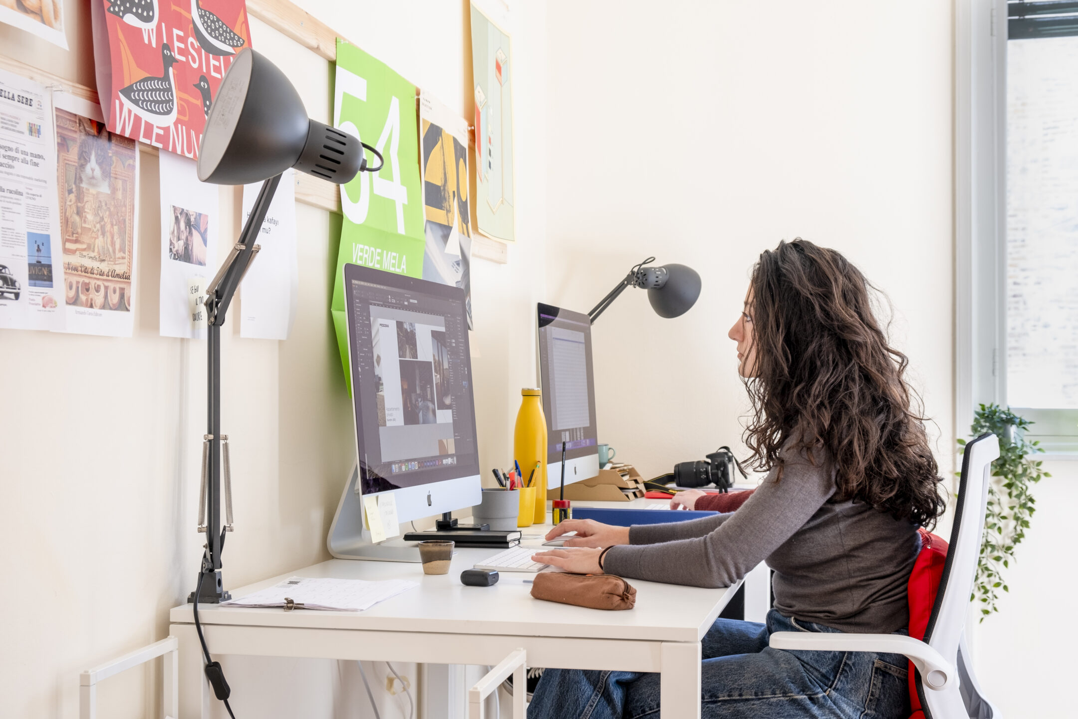 Designer al lavoro nello studio Dilemmi